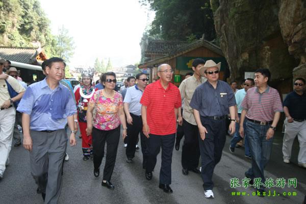 張家界市委書記胡伯?。ㄗ笠唬┡阃瑖顸h主席吳伯雄（正中）前往梯瑪神歌劇場